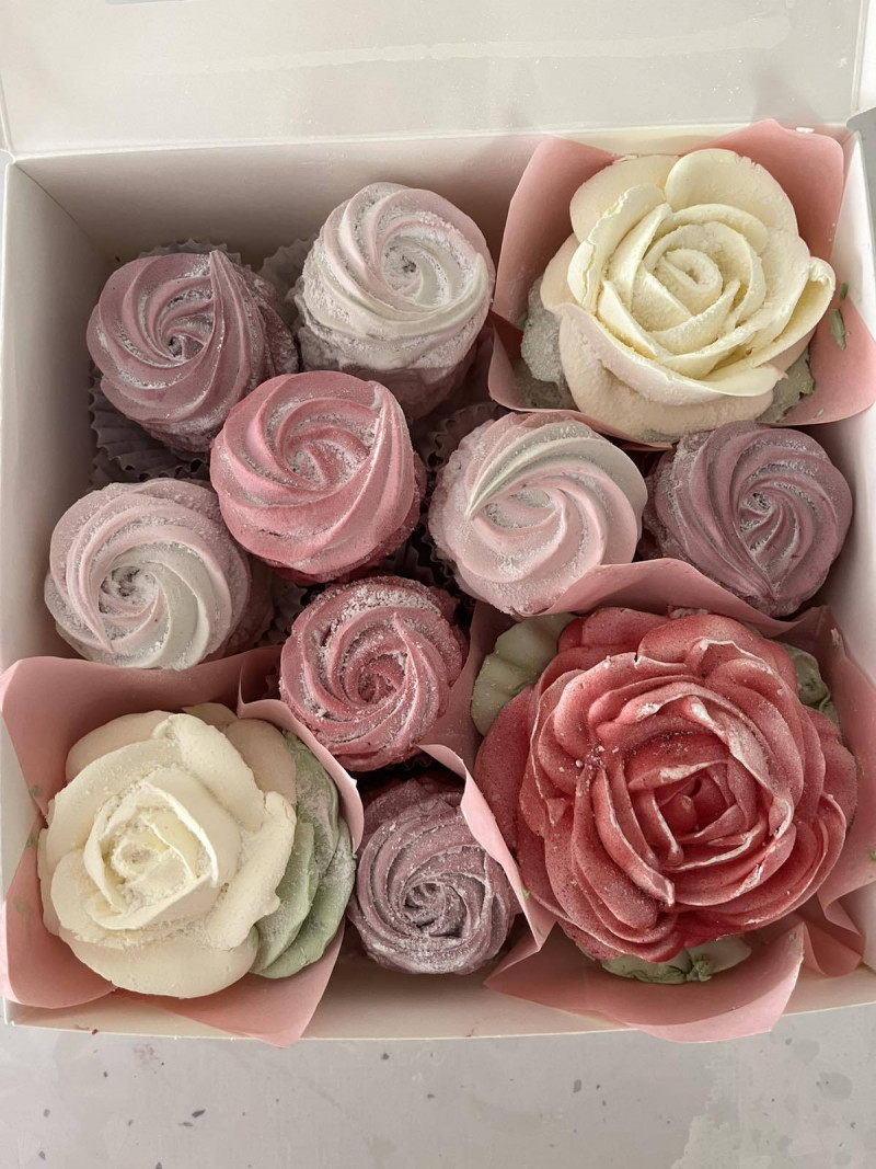 Захоплення переросло у власну справу: вчителька з Волині створює букети із зефіру