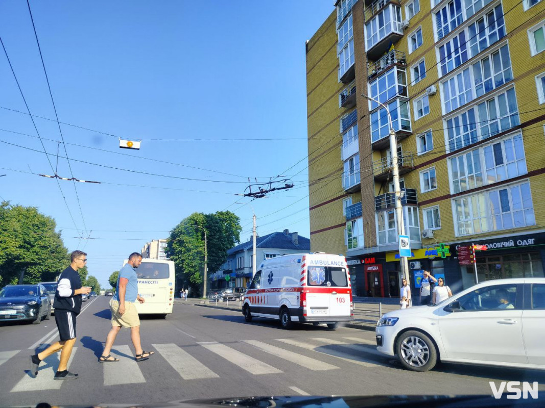 У Луцьку на вулиці Ковельській - аварія за участю мотоцикліста. Фото