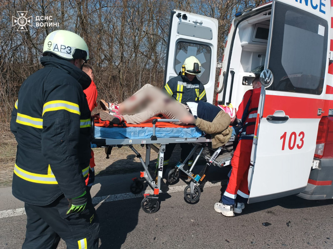 Водія деблокували з понівеченого авто: деталі жахливої автотрощі у Луцькому районі