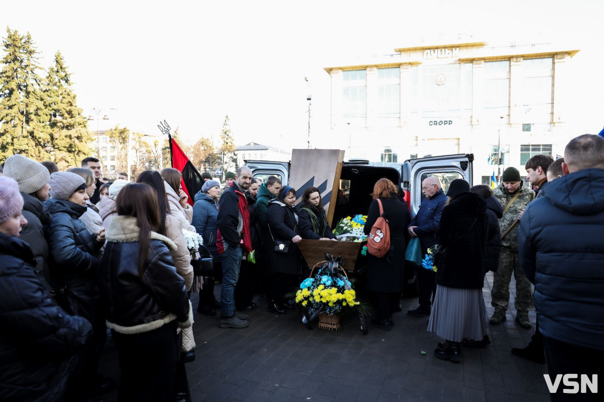 Пішов у бій, як справжній командир: прощання з Героєм у Луцьку. Фото