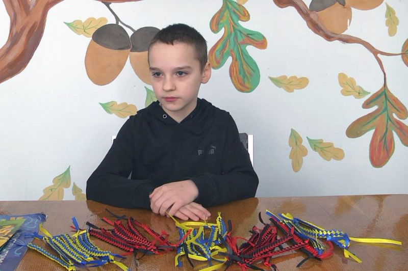 Луцький школяр завдяки патріотичним аксесуарам зібрав 34 тисячі гривень на ЗСУ