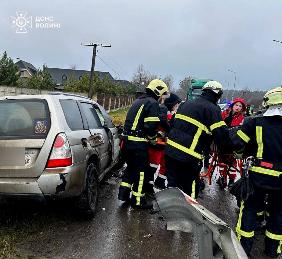 На Волині зіткнулися два автомобілі: рятувальники деблокували водіїв