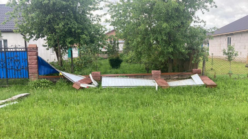 Зірвані дахи та потрощені паркани: негода понівечила село на Рівненщині. Фото