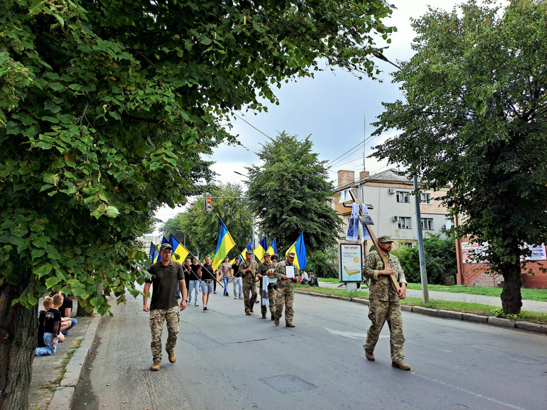 «Мамуль, не переживай, у медиків найменше шансів загинути на війні»: на Волині попрощались з Героєм Віталієм Кухарчуком