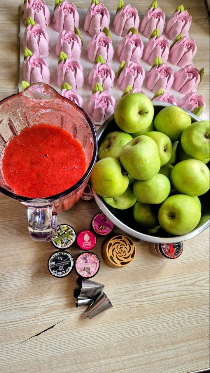 Виготовила уже понад тисячу їстівних композицій: лучанка створює зефірні букети на замовлення