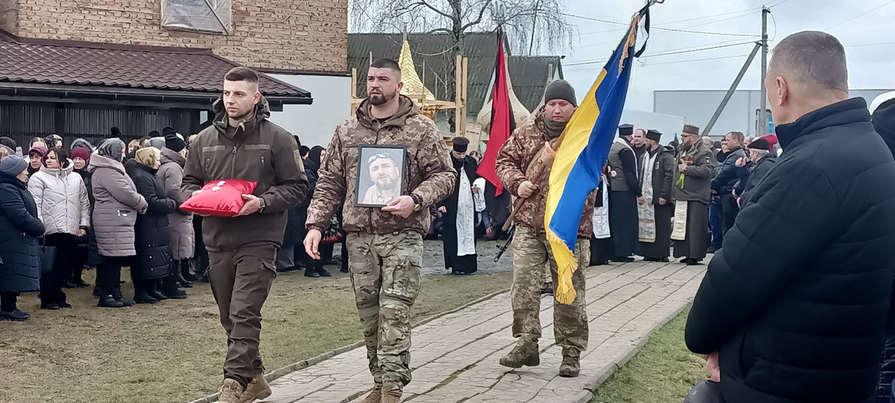 Понад пів року рідні надіялися, що живий: біля Луцька останню шану віддали Герою-розвіднику Роману Мигдалю