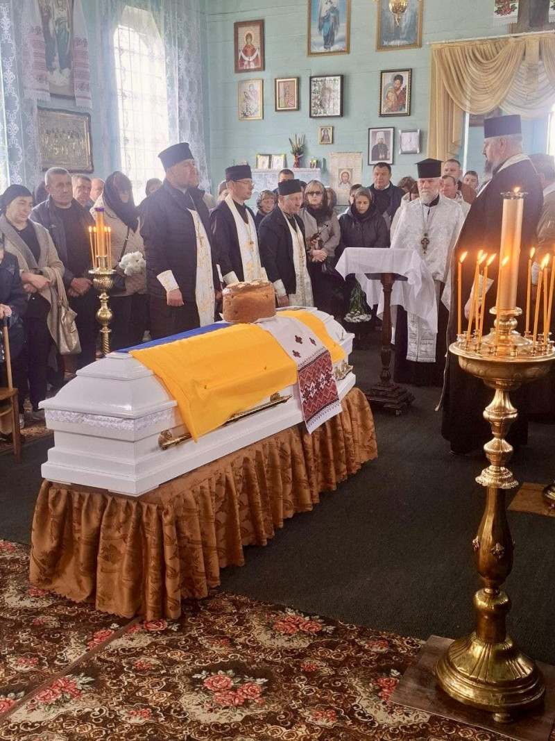Коровай ділили на кладовищі: на Волині попрощалися із 24-річним Героєм Петром Олендром