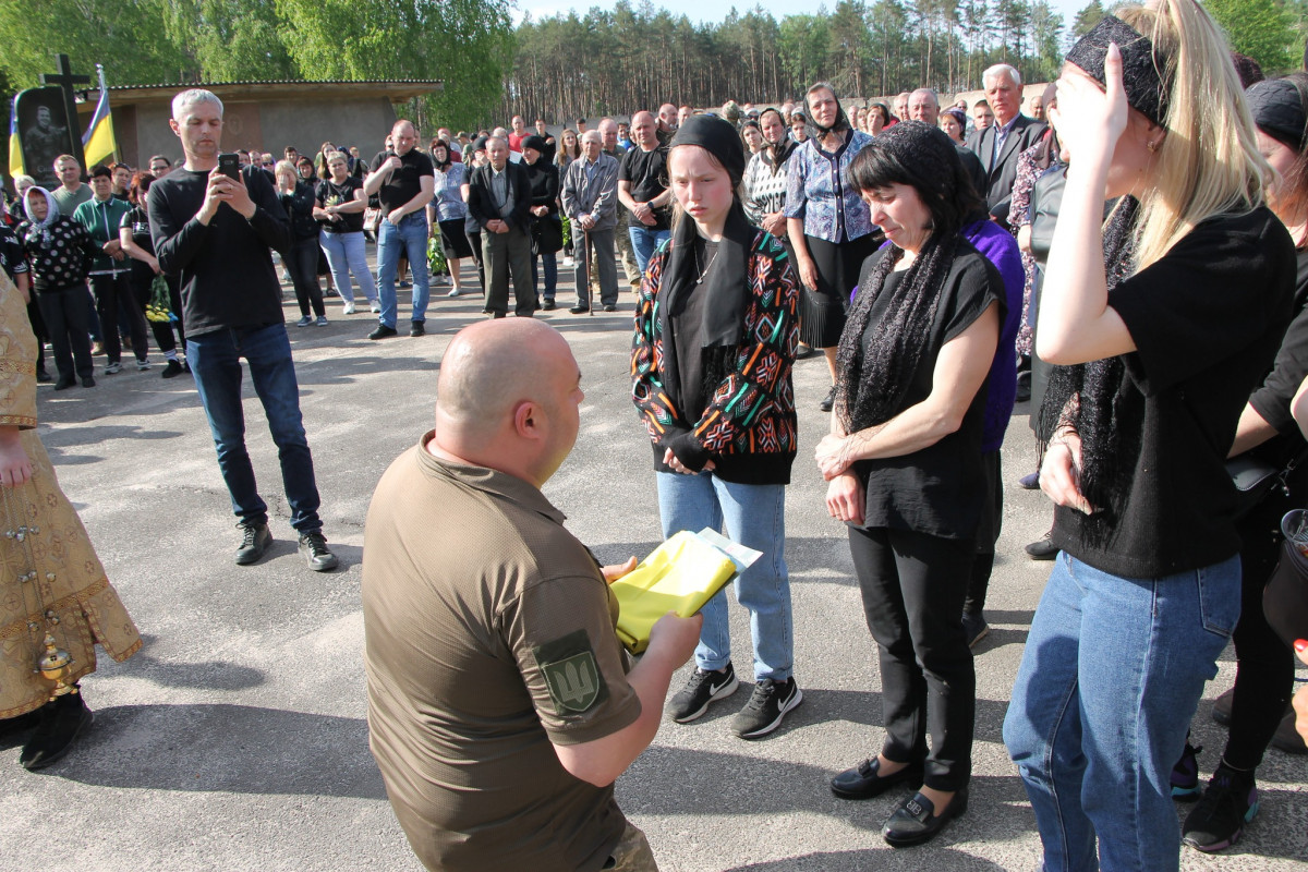 Дві донечки ніколи більше не побачать татка: напередодні Великодня на Волині попрощались з Героєм Олександром Муковським