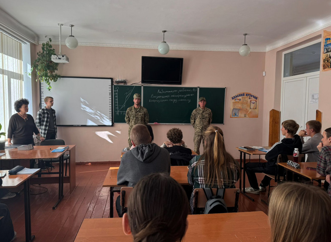 Волинські прикордонники навчали дітей глинотерапії, лозотерапії та театротерапії
