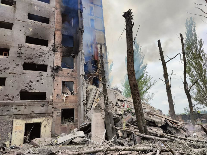 Ракетний удар по Авдіївці: люди загинули під завалами 9-поверхівки. Фото