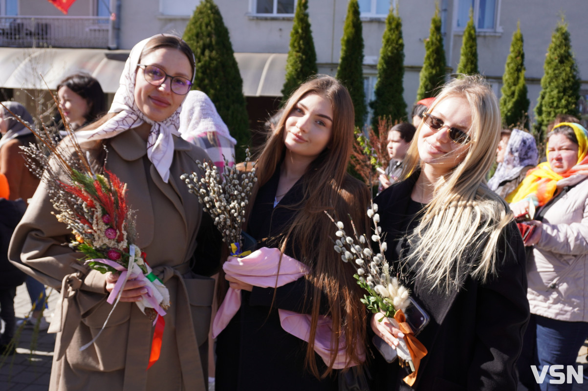 Сотні вірян прийшли освячувати вербу у головний собор Луцька. Фоторепортаж