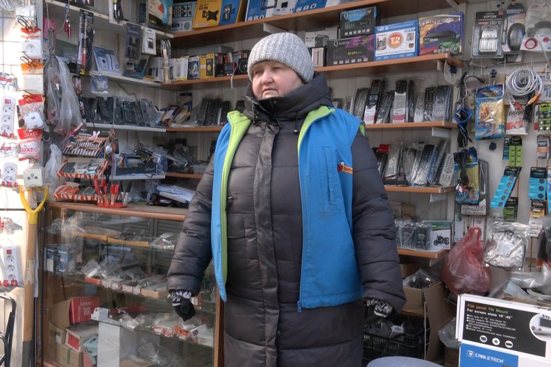 «Сім'ю годувати треба»: як продавці на луцькому ринку рятуються від морозів. Відео