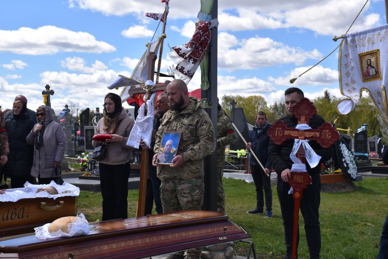 Коровай ділили на кладовищі: на Волині сотні людей прийшли попрощатися з Героєм Миколою Гацем