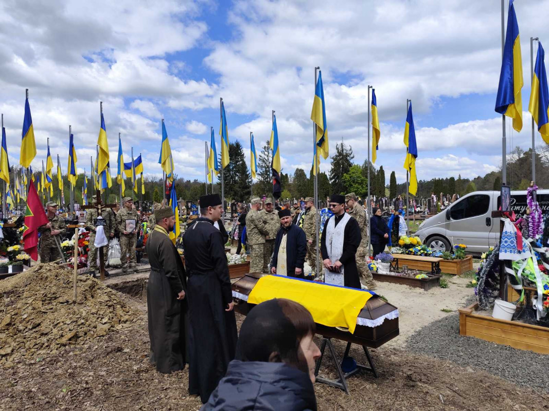 Останній дзвінок для Героя: у місті на Волині попрощалися з Олександром Каленюком