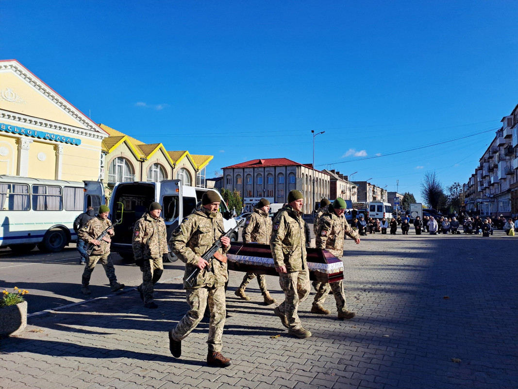 Коровай ділили на кладовищі: на Волині попрощалися з Героєм Максимом Хецером