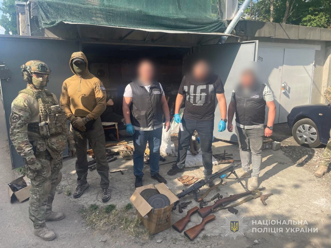 Волинські правоохоронці затримали одесита, який продавав зброю через інтернет