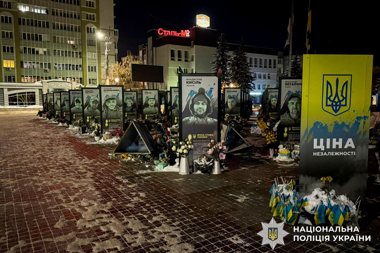 У Рівному жінка повалила портрети загиблих воїнів