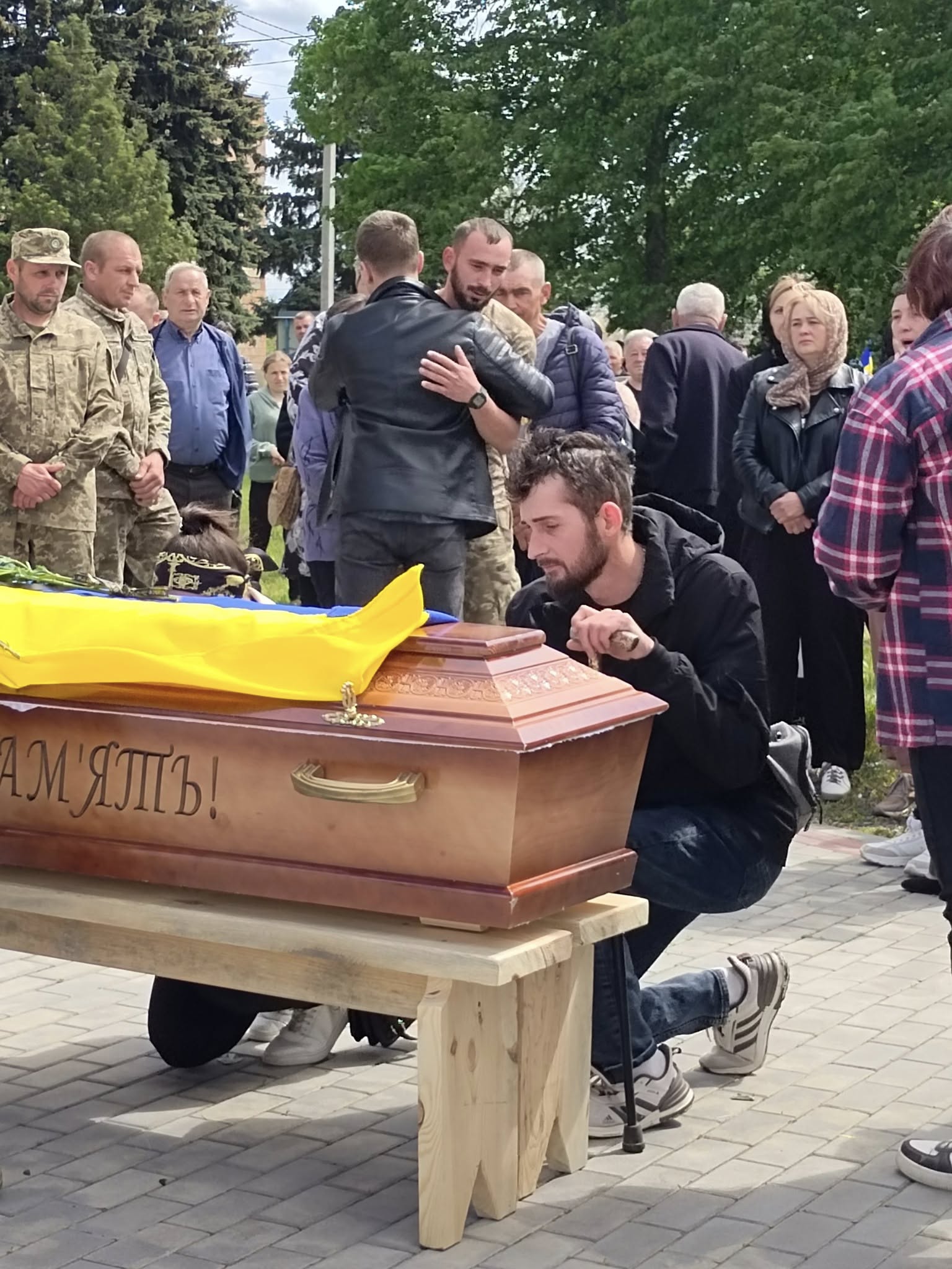 Весільний коровай ділили на кладовищі: на Волині в останню путь провели 26-річного Героя Михайла Рогу