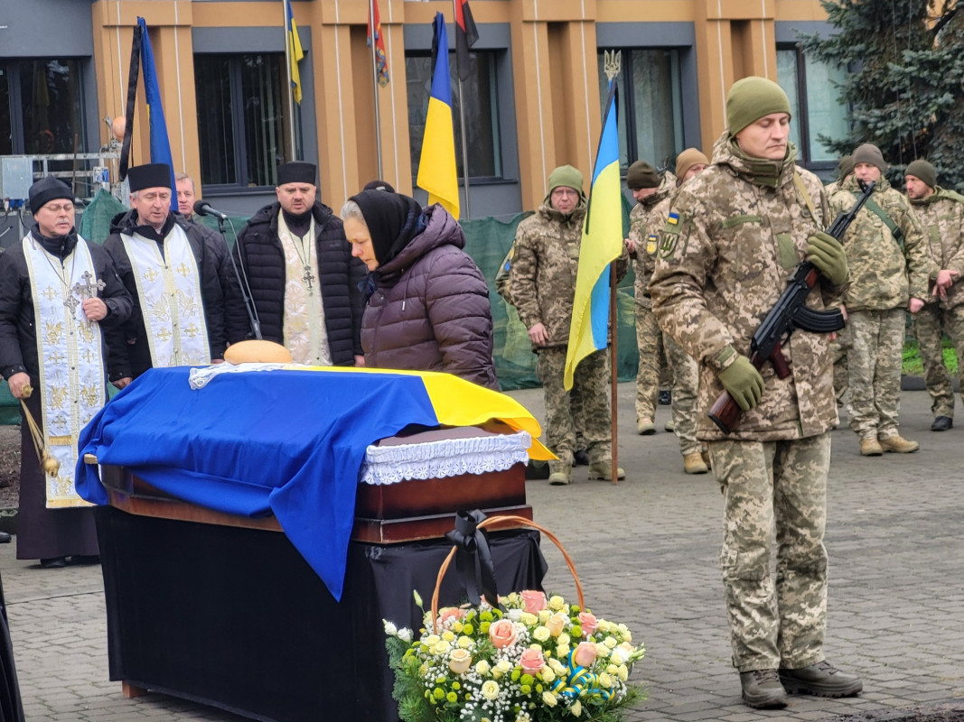 Незадовго до загибелі дізнався, що стане татом третьої доньки: на Волині попрощалися з Героєм Василем Сорокою