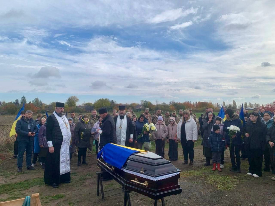 Коровай ділили на кладовищі: на Волині попрощалися з 22-річним Героєм Максимом Гуменюком