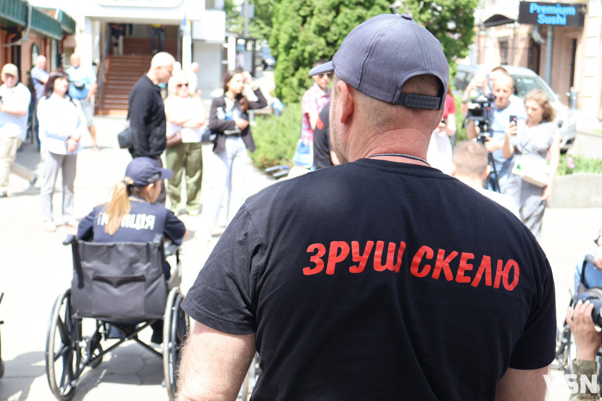 У центрі Луцька посадовці вчилися долати бордюри у кріслах колісних. Фото