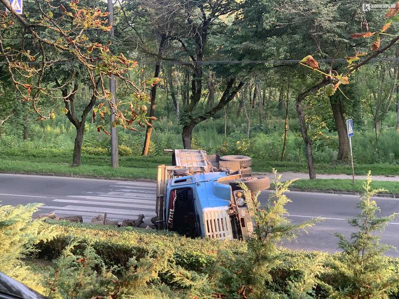 Рух ускладнений: у Луцьку перекинулась вантажівка