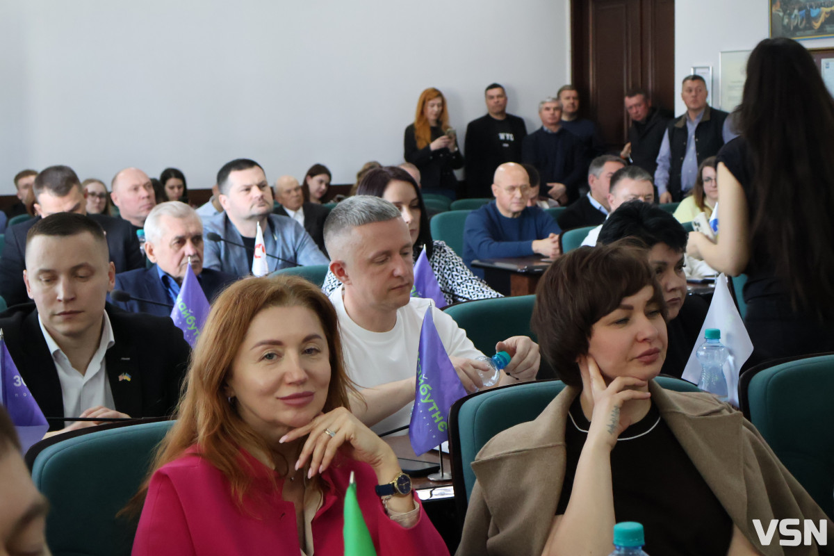 Флешмоб «Шкарпетуйся» і кадрові рішення: що відбулося на 90-й сесії Луцької міськради. Фоторепортаж