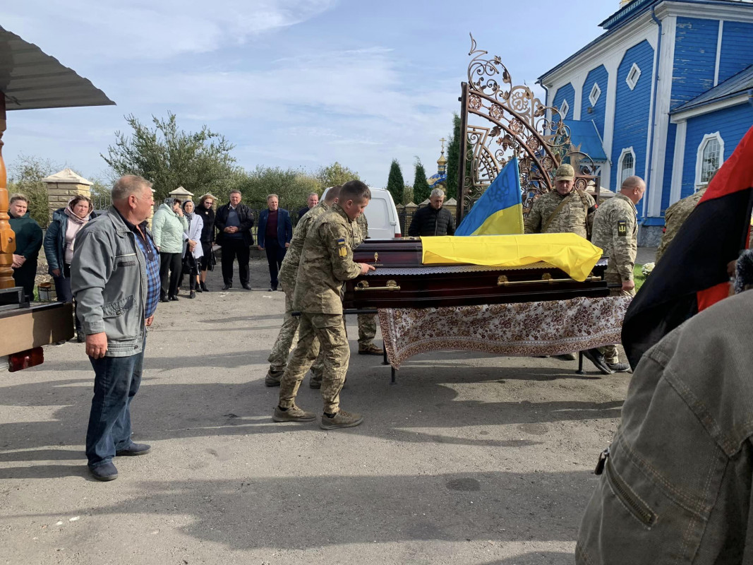 Помер на бойових позиціях: на Волині провели в останню дорогу захисника Олександра Юзвика