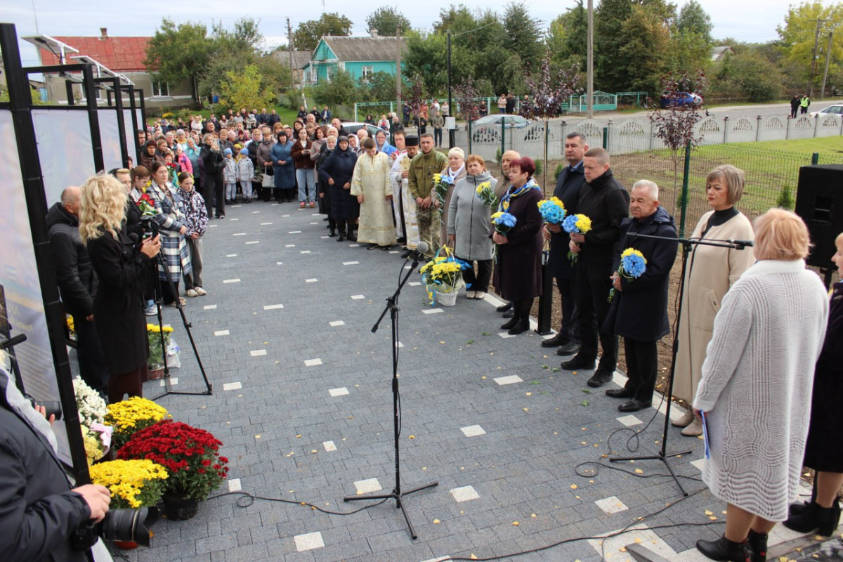 Пам’ять поколінь: на Волині відкрили меморіал загиблим у війнах односельчанам та Алею Слави