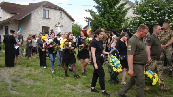 На Волині живим коридором та на колінах зустріли загиблого Героя, який захищав Україну