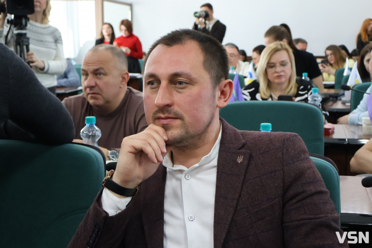 Флешмоб «Шкарпетуйся» і кадрові рішення: що відбулося на 90-й сесії Луцької міськради. Фоторепортаж