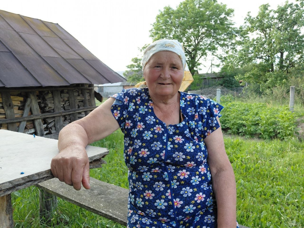 «Не можу сидіти без діла»: у 76 років волинянка сама косить траву, вирощує розсаду й ходить до лісу