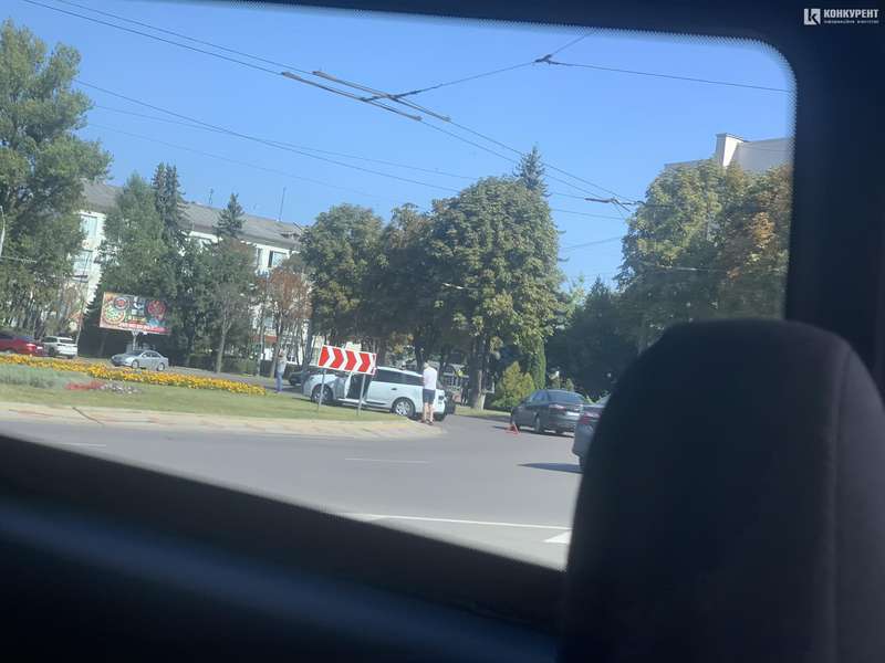 Біля «Авангарду» у Луцьку - аварія: на кільці зіткнулися два легковики. Фото