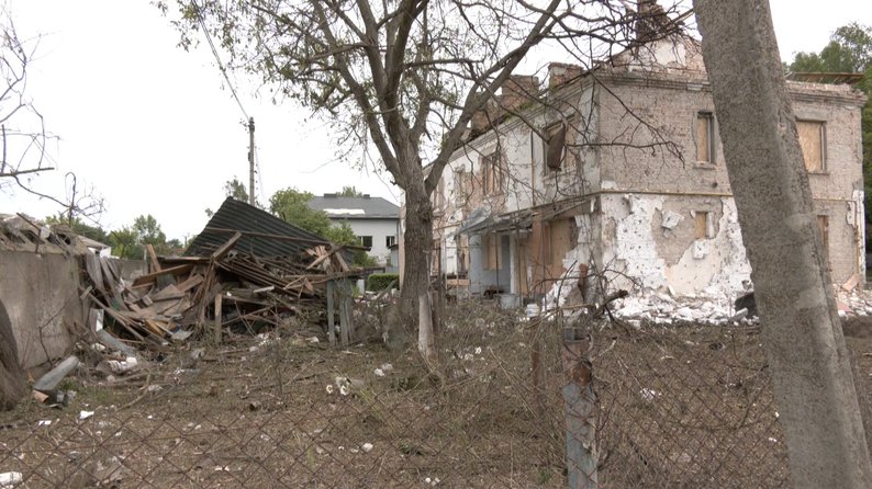 «Мама, я хочу жити»: мешканці зруйнованої багатоповерхівки в Луцьку повертаються по речі після ракетного удару