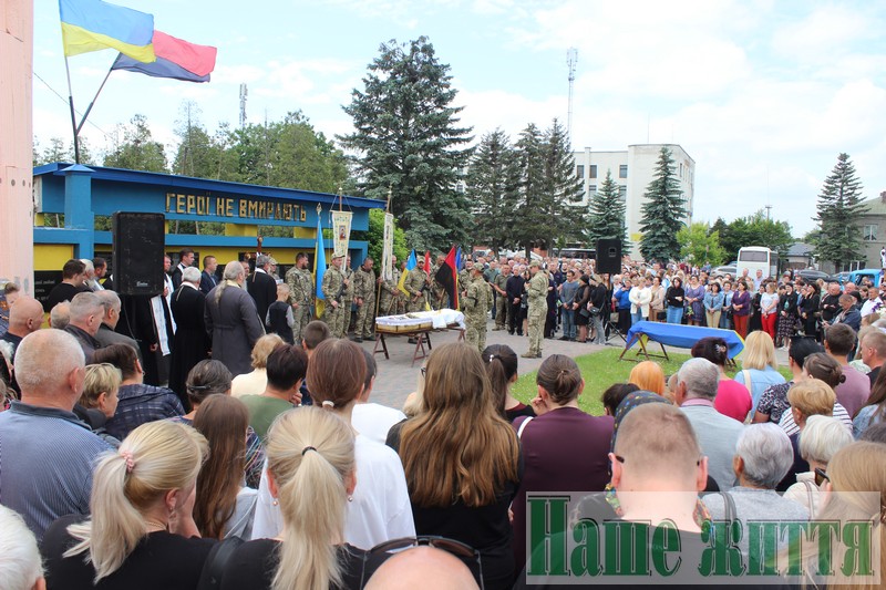 Повернувся з-за кордону, щоб стати на захист Батьківщини: на Волині попрощалися із Героєм Антоном Скаршевським