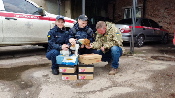 Луцькі волонтери передали допомогу рятувальникам та песику-саперу Патрону