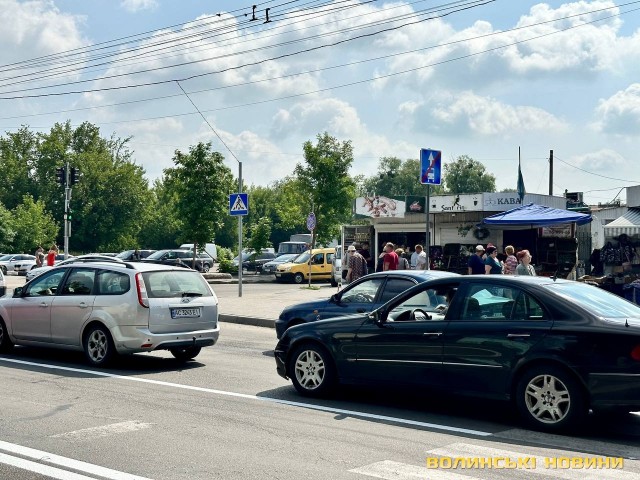 Заборонили стоянку: у Луцьку біля ринку виокремили смугу для громадського транспорту