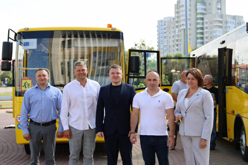 На Волині ще дві громади поповнили автопарк інклюзивними шкільними автобусами