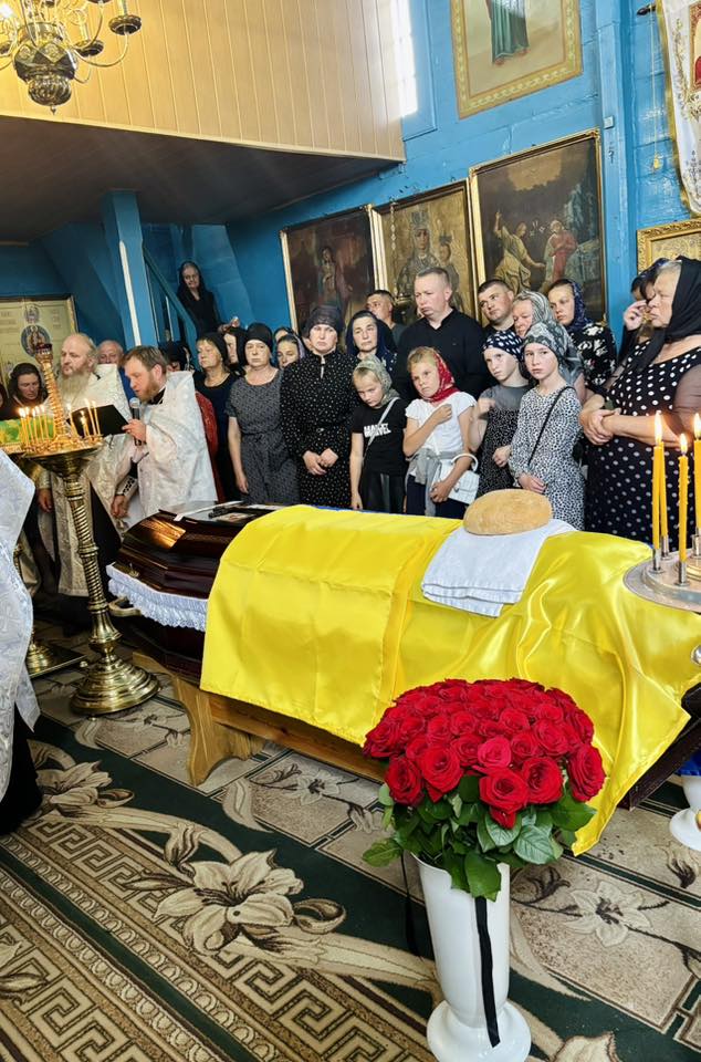 Загинув унаслідок авіаційного удару: на Волині попрощались з Героєм Дмитром Калінчуком