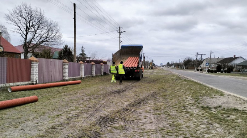Щоб запобігти потраплянню нечистот в озера: у Шацькій громаді прокладають каналізацію