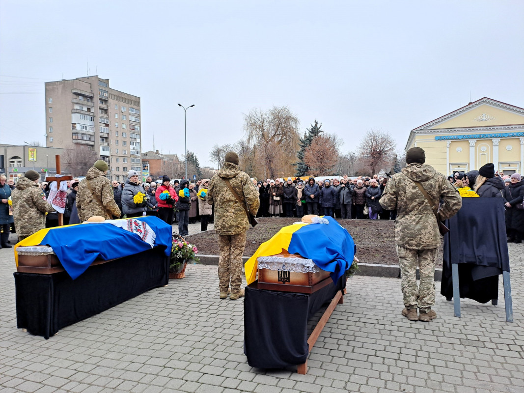 Дві втрати в одні громаді: на Волині попрощалися з Героями Артемом Абрамчуком та Юрієм Гусаром
