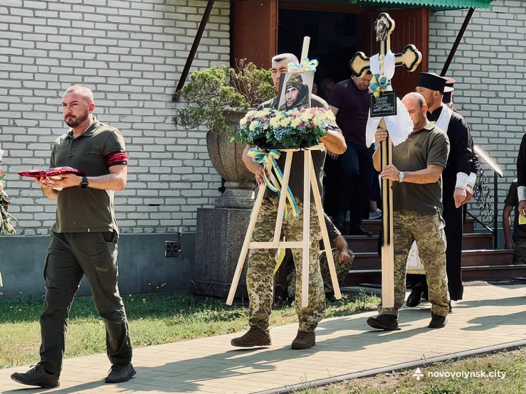 Загинув у бою на Харківщині: волиняни попрощалися з Героєм Антоном Ананьїним