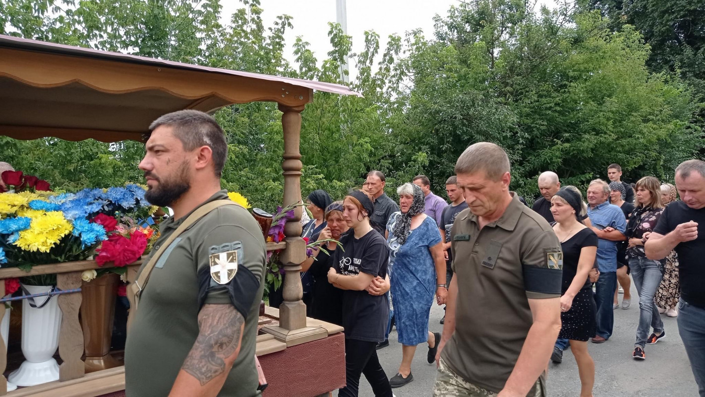 Діти залишились без батька: на Волині попрощалися з Героєм Валентином Ошайком