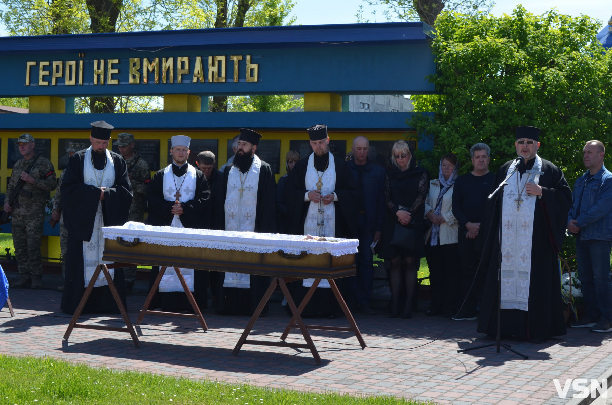 Був людиною, до якої тягнулося серце: на Волині попрощалися з 26-річним Героєм Дмитром Слюсарем