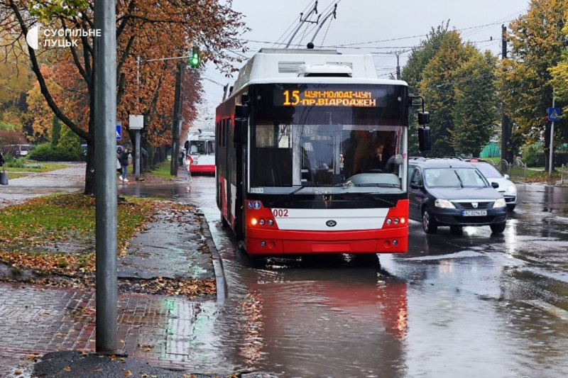Тролейбуси не їдуть, маршрутки пропливають: під час зливи у Луцьку затопило проспект Відродження. Фото