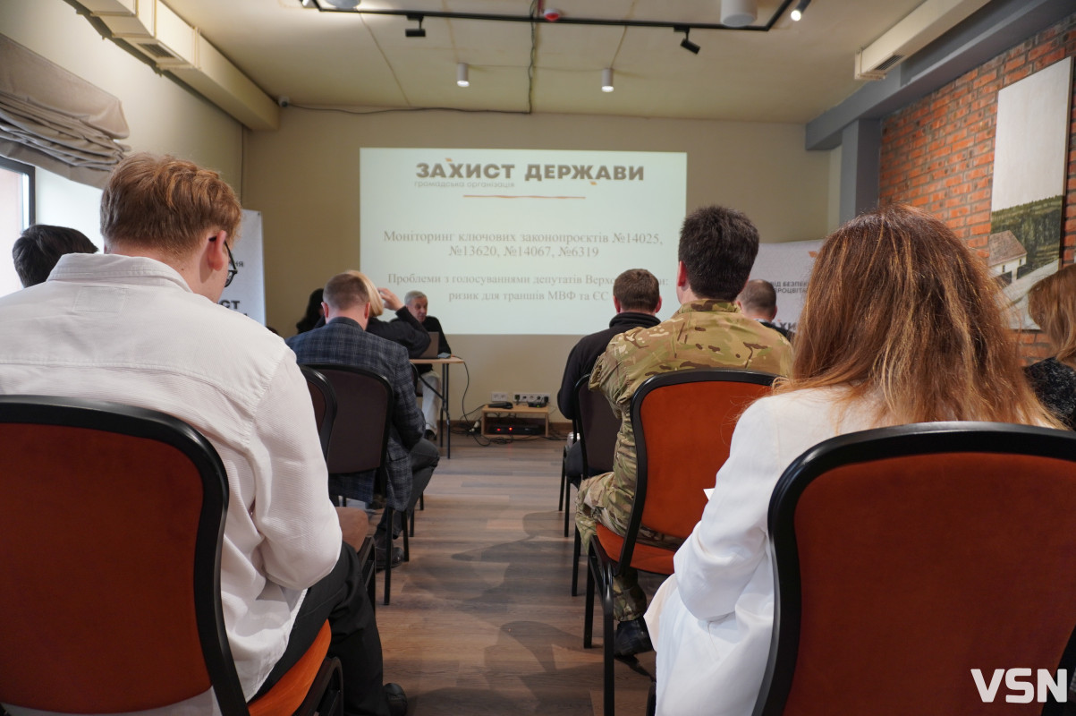 Люди не знають, що повинен робити депутат: у Луцьку обговорили парламентську кризу під час війни