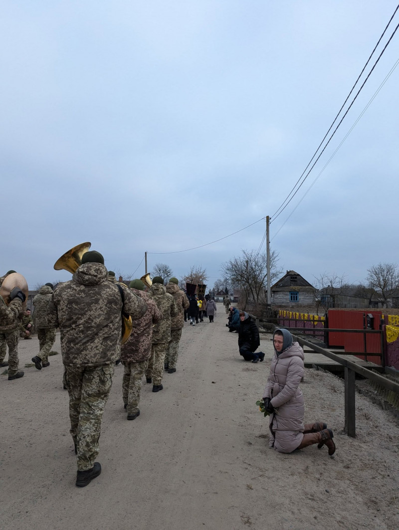 Не дочекалася матір наймолодшого сина, дружина втратила надійного чоловіка, син і доньки люблячого татуся: на Волині поховали Героя Петро Проца