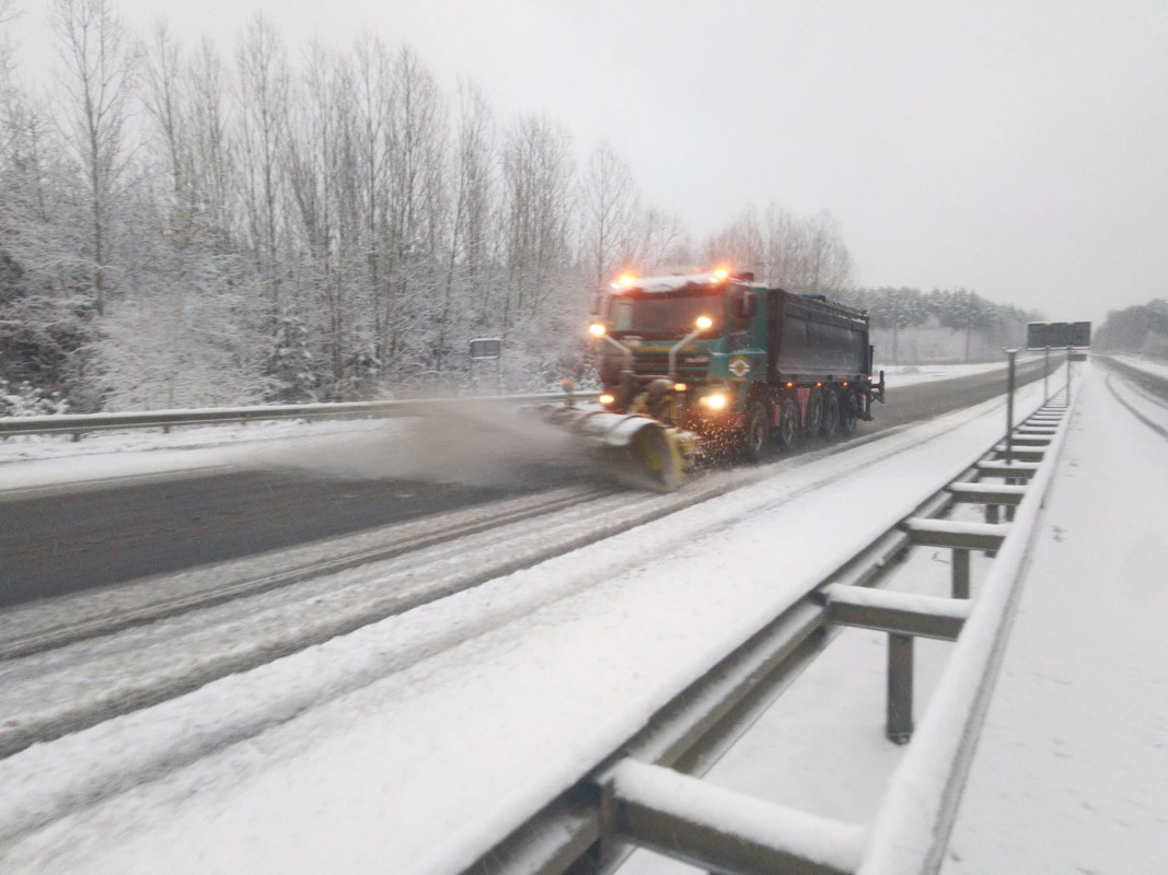 Засніжило: дороги на Волині розчищають 17 снігоочисних машин. Фото