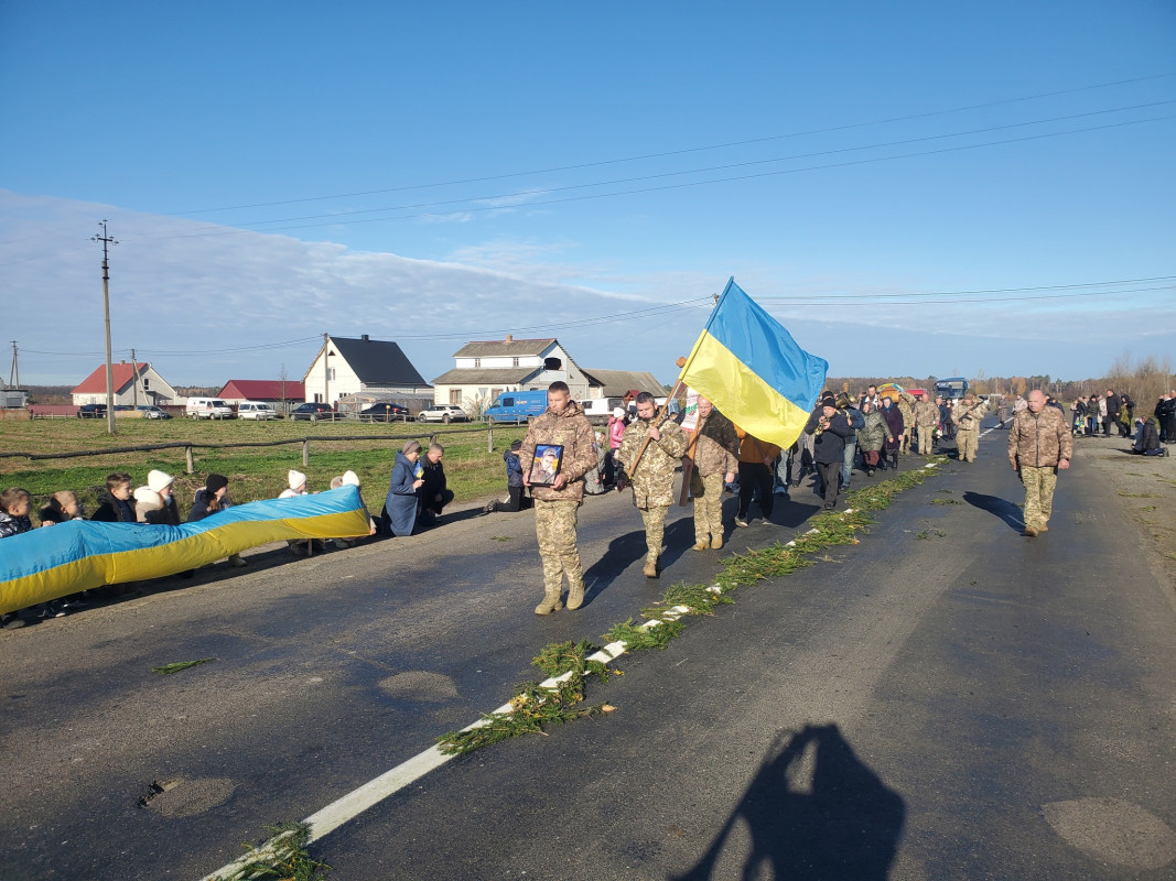 Без батька залишились дві доньки: на Волині попрощалися з Героєм Андрієм Хомичем