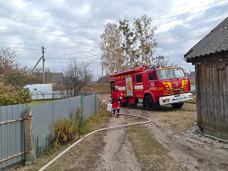 У селищі на Волині горіла господарська споруда